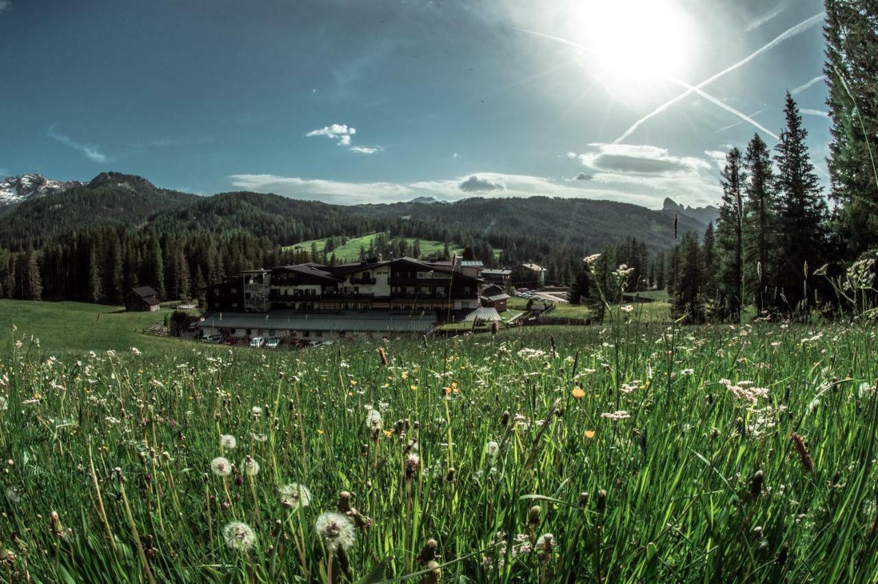 Hotel Ciasa Salares San Cassiano  Eksteriør bilde